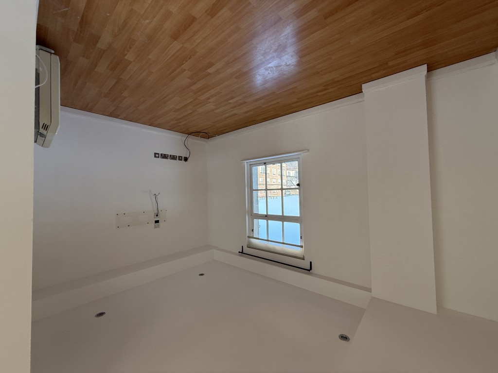 Lot: 27 - ONE-BEDROOM APARTMENT IN CITY CENTRE - Living room area